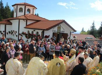 Епископ Висарион възглави архиерейска св. Литургия в манастирския храм „ Св. св. Козма и Дамян” край Смолян