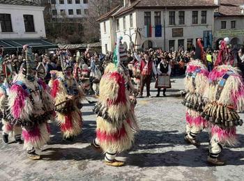 Кукери гониха злото с чанове и тюмбелеци в Широка лъка 