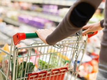 Лек спад на цените на основни хранителни стоки, плодове и зеленчуци
