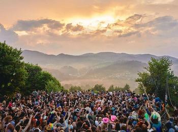 Фестивалът Meadows In The Mountains в родопското село Полковник Серафимово е отложен за 2025 г.