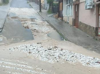 Редица сигнали за щети върху инфраструктурата в Смолян след проливен дъжд