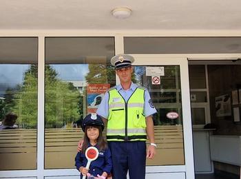 Деца на гости в ОДМВР - Смолян по повод празника на МВР: Запознаване с професията полицай