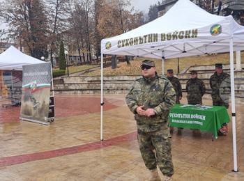 Изложба в центъра на Смолян представя дейността на Сухопътните войски  