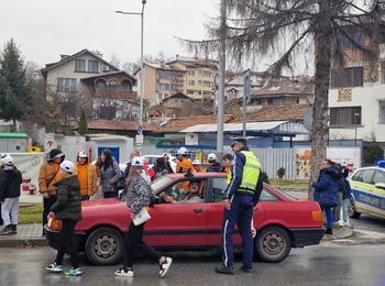 Участници от Детска полицейска академия в Смолян и пътни полицаи с есенни послания за безопасност на пътя