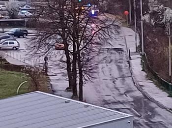 Кола падна в реката в Смолян