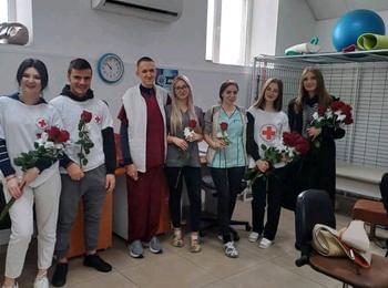 Цветя, благодарности и усмивки поднесоха доброволци в кабинетите на здравните работници от Смолянска област
