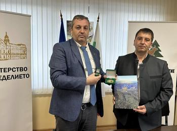  Инж. Здравко Бакалов удостои с юбилеен знак „100 години Седмица на гората“ заместник-директора на ДГС Асеновград
