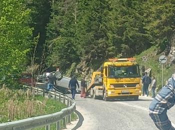 Автомобил се обърна по таван на пътя Пампорово-Чепеларе