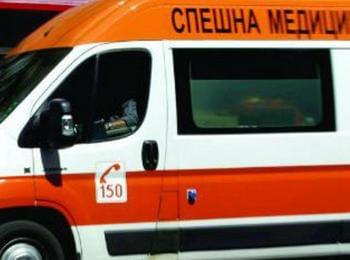 Катастрофа между лек автомобил и камион край Доспат – двама души в болница
