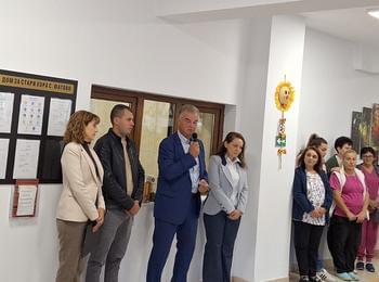 Служители на НОИ – Смолян зарадваха с дарение възрастните хора в село Фатово