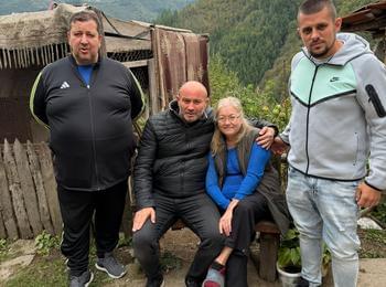 Жена със 100% инвалидност от родопско село получи дългомечтан асфалт, дариха й дърва за огрев