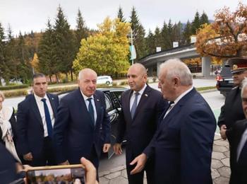 Днес на официално посещение в Смолян бяха президентът Румен Радев и неговият унгарски колега Тамаш Шуйок