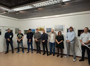 Девет талантливи млади фотографи откриха изложба с благотворителна цел