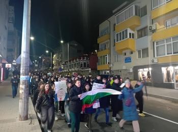 Смолянчани излязоха на мирен протест с искания за оставка на правителството и против еврото 