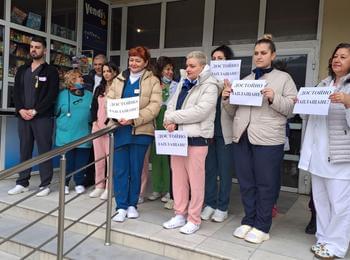 Медицински работници излязоха на символичен протест в Смолян