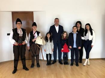 Коледари поздравиха с изпълненията си областния управител Захари Сираков 
