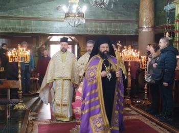 Смолянският епископ Висарион възглави архиерейска света Литургия на Тодорова събота в храм „Св.Теодор Стратилат”