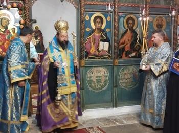 Малко повечерие с целия Богородичен канон и акатист бе отслужено в храм „Успение Богородично” в с.Широка лъка