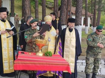 Празничен водосвет бе отслужен пред параклиса „Св.св. Константин и Елена” в двора на 101-ви алпийски полк в Смолян 