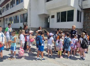 Огнеборците от РСПБЗН – Смолян запознаха деца с професията на пожарникаря