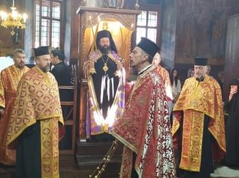 Архиерейска вечерня с петохлебие отслужи Смолянският епископ Висарион в храм „Св. вмчца Неделя” в кв. Райково