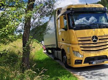 Служители на РУ- Чепеларе задържаха водач на товарен автомобил с алкохол