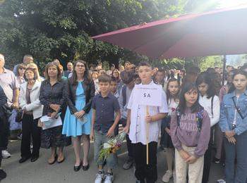 Близо 8000 ученици започнаха учебната година в област Смолян