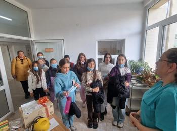 Деца от Първо СУ „Св. св. Кирил и Методий“ дариха медицински консумативи на Детското отделение в МБАЛ - Смолян