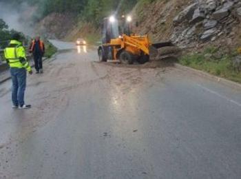 Повишена е опасността от падащи камъни по пътищата в Смолян след продължителния дъжд