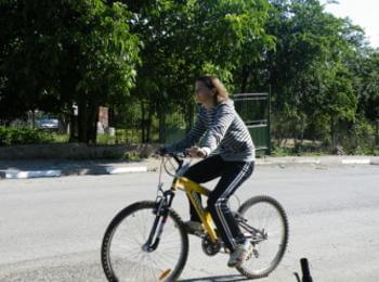 Служители на МВР,институции и ученици се качват на колела,дават личен пример