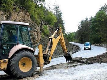 Над четири часа останаха в капан 7 автомобила на пътя между Златоград и Долен