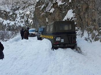  18-годишен младеж закъса през нощта с автомобила си в преспите на пътя Лъки-Момчиловци