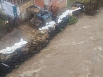 Заради придошлите води вчера изградиха укрепителна дига пред жилищен блок