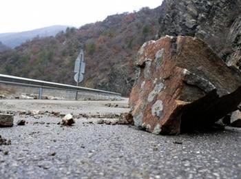 Почти в цялата област Смолян вали, има опасност от падащи камъни