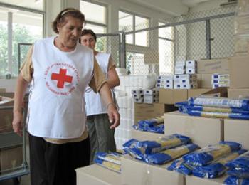 Дават хранителни продукти на най-бедните