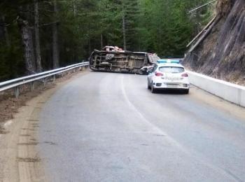 Водачът, който катастрофира вчера на прохода Рожен, е с контузия на главата и дясно рамо