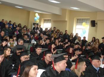 Абсолвентите от випуск 2017 на Физико-технологичния факултет към ПУ получиха тържествено дипломите си