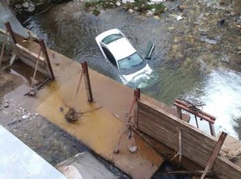 Младеж падна в реката с "Пежо", отърва се с наранявания