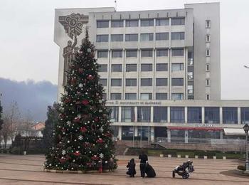  На Никулден грейна елхата и в Златоград