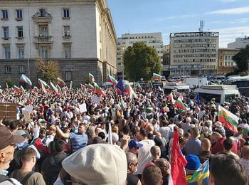  Високо напрежение: Сблъсъци между полиция и протестиращи