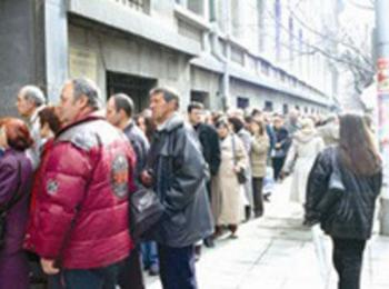"Тайни клиенти" внедрени по опашките в страната
