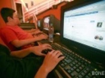 Facebook манията се разгорещява