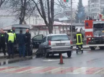 Двама пострадаха при катастрофа в Мадан