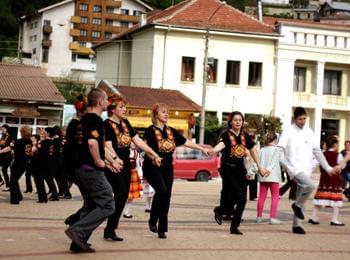 Flashmob, веселба и хора на площада в Чепеларе – Зеленото СЪРЦЕ на България